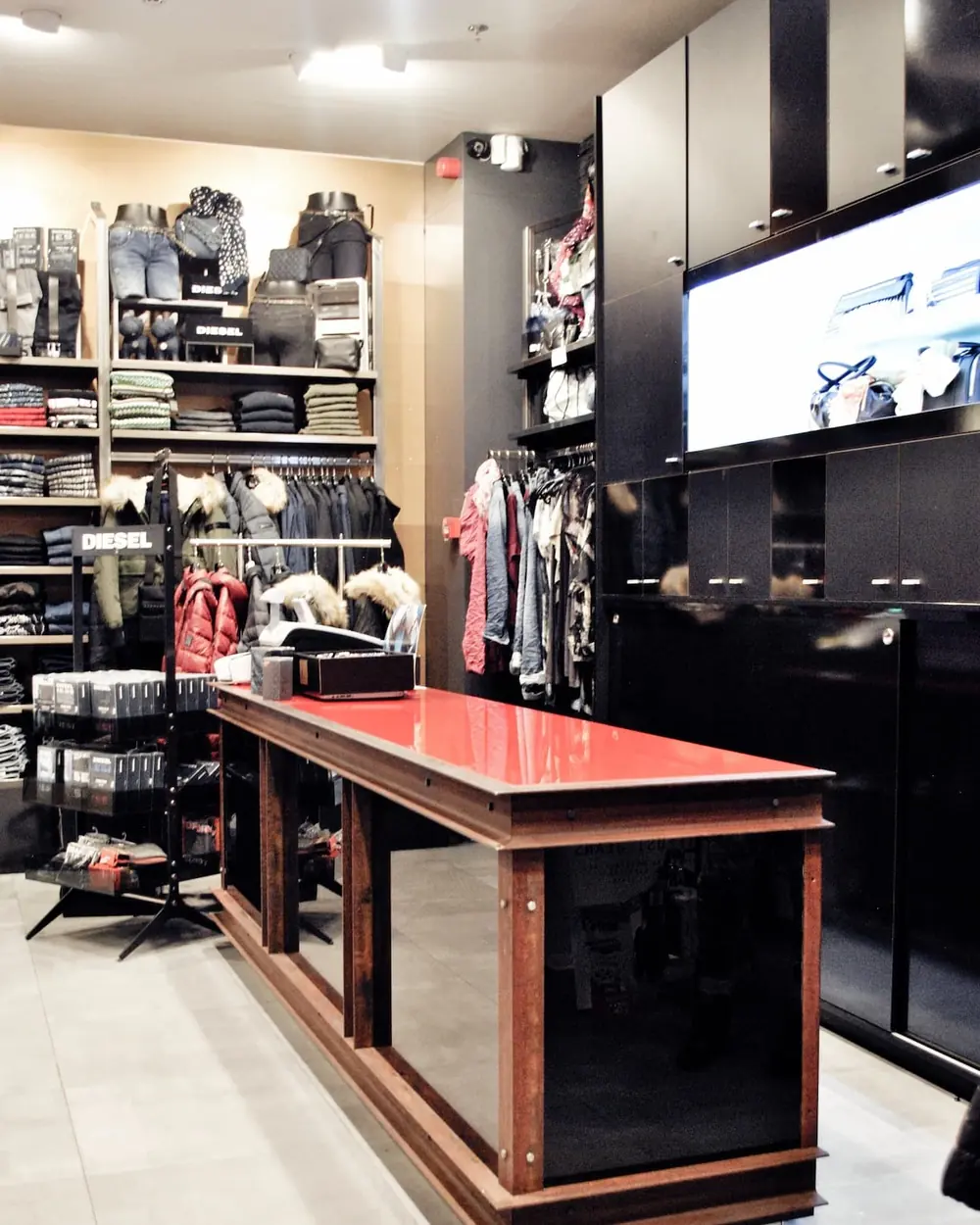 Comptoir et espace d’accueil d’une boutique Palace Fashion