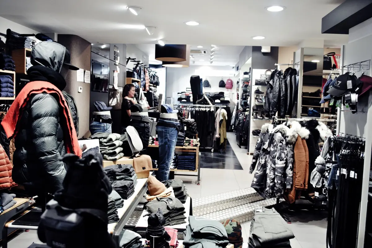 Intérieur de la boutique Palace Fashion du centre de La Louvière