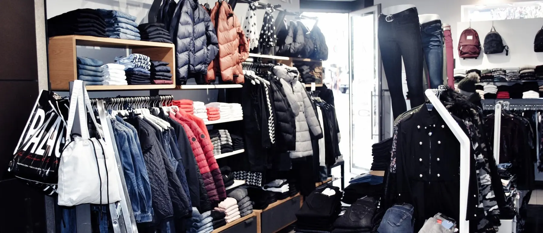 Rayons et portants d’une boutique Palace Fashion à La Louvière