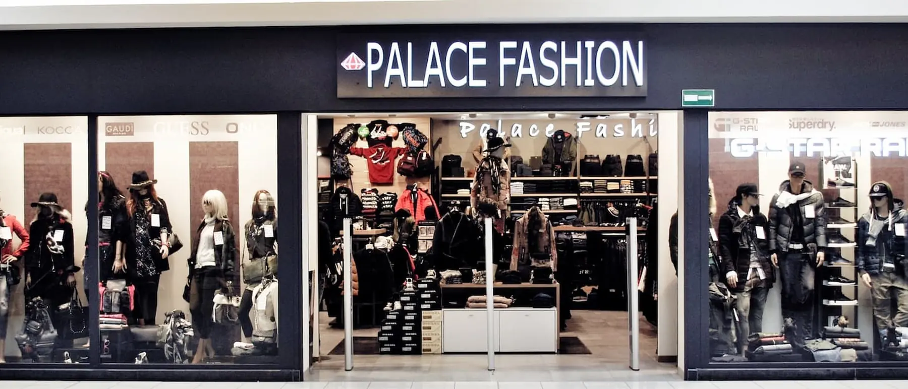 Vitrine de la boutique Palace Fashion dans les galeries du Cora