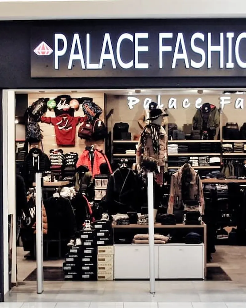 Vitrine de la boutique Palace Fashion dans les galeries du Cora