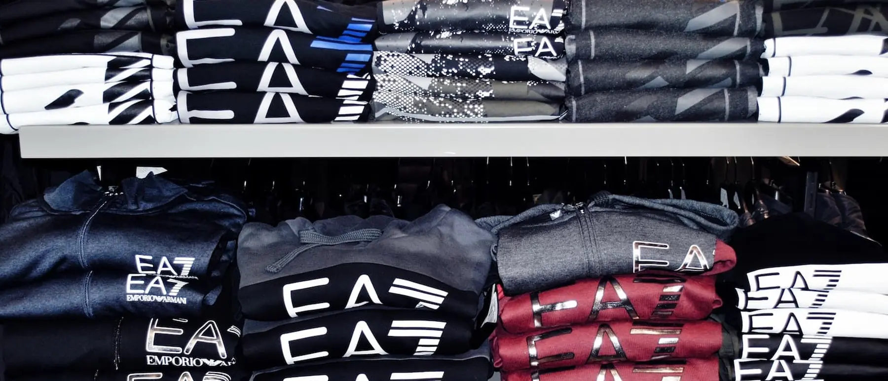 Rayons de vêtements de marque dans une boutique Palace Fashion