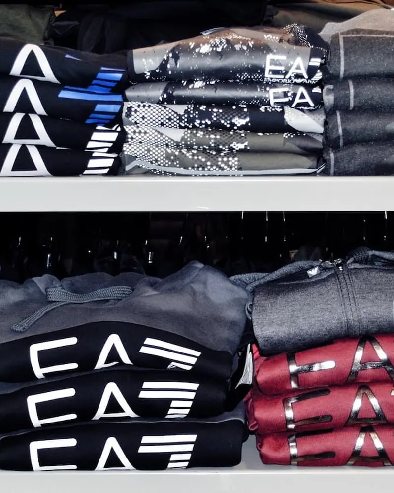 Rayons de vêtements de marque dans une boutique Palace Fashion