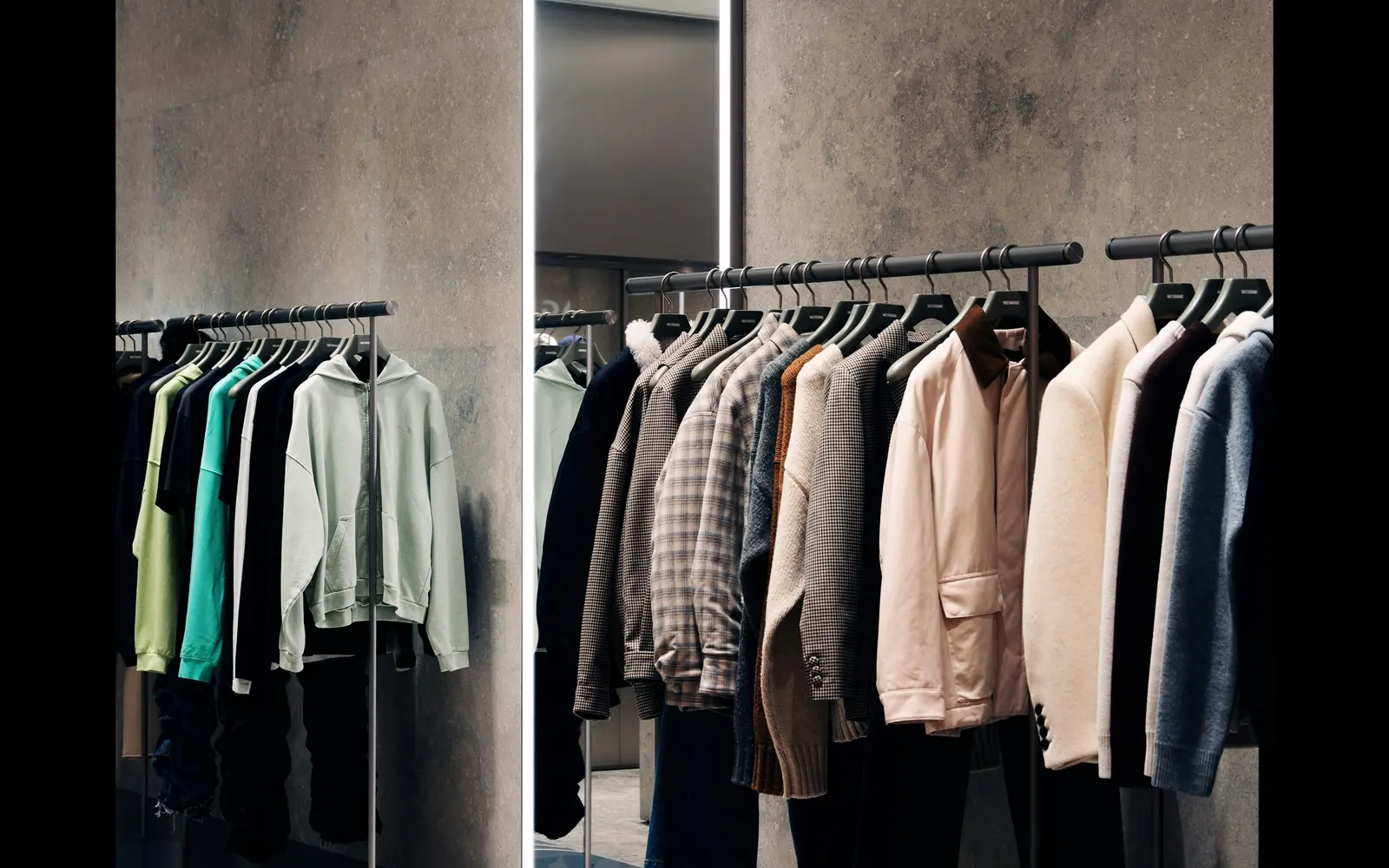 Portants de vestes et de mailles dans une boutique de prêt-à-porter