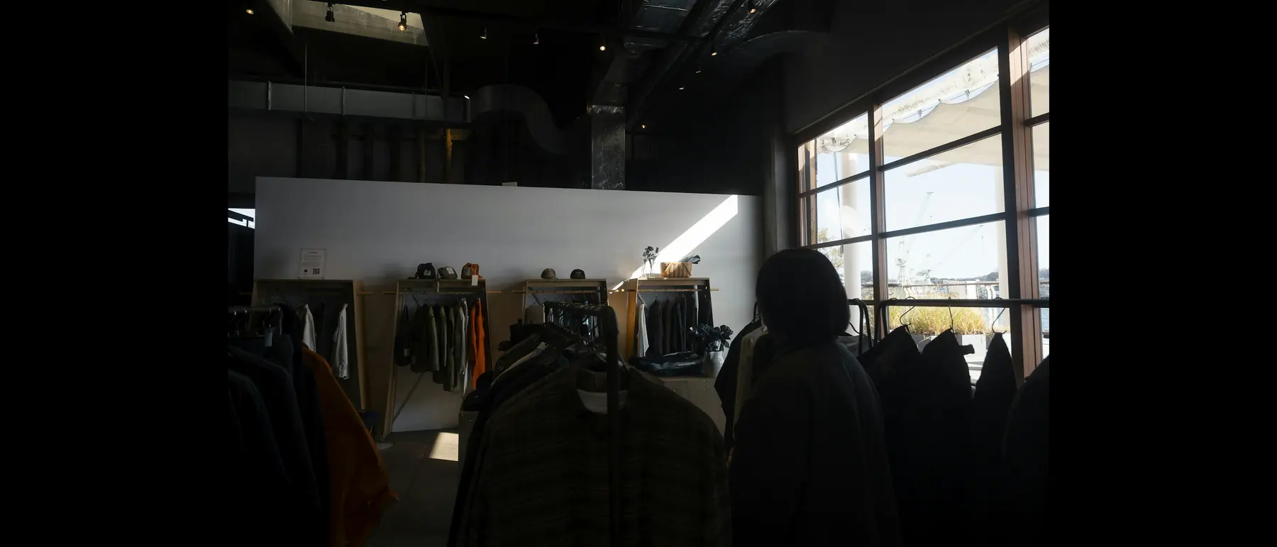 Intérieur d’une boutique de mode en fin de journée