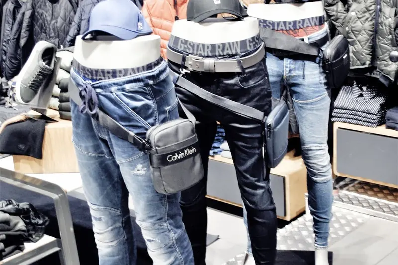Mannequins et présentation denim de la boutique du centre