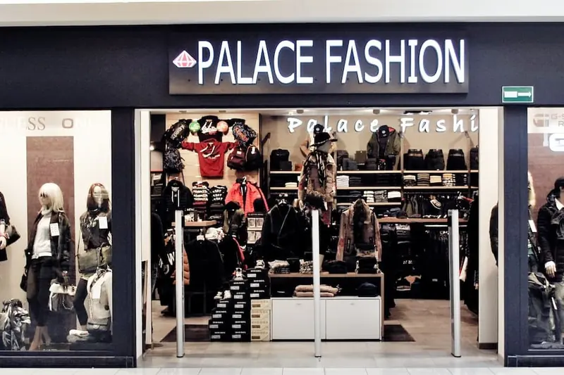 Vitrine de la boutique Palace Fashion dans les galeries du Cora